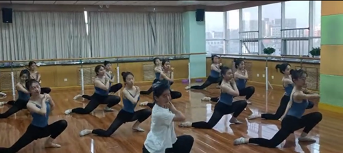 银燕七彩总校学生舞蹈培训
